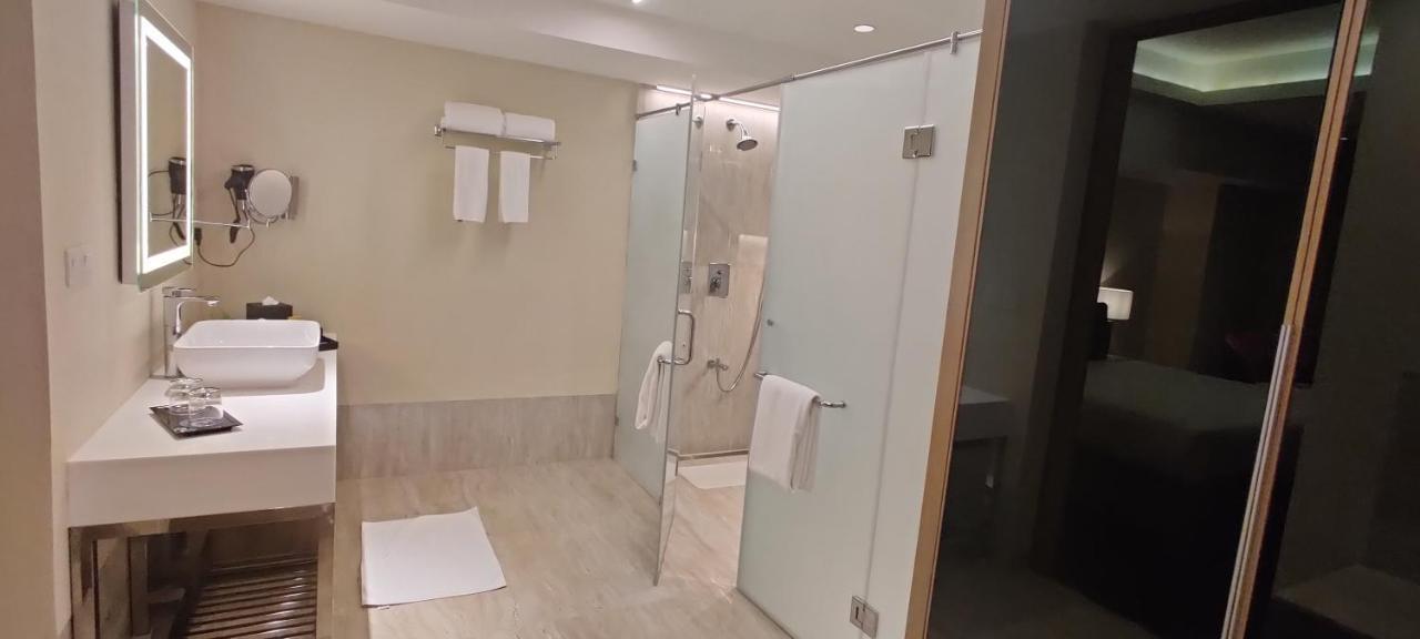 O By Tamara, Trivandrum Thiruvananthapuram Zewnętrze zdjęcie A shower with a sliding door